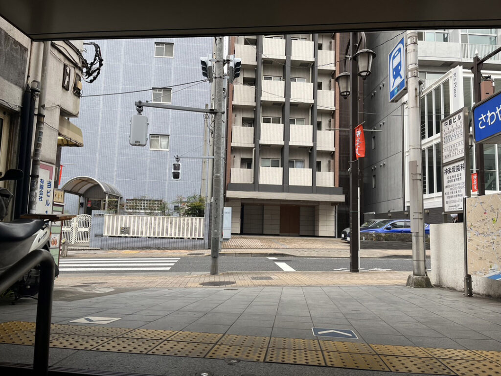 3.階段を登り、目の前の横断歩道を渡り左方向に進みます