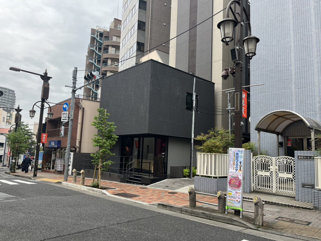4.パン屋さん、不動産屋さん方向へ神楽坂通りを下ります
