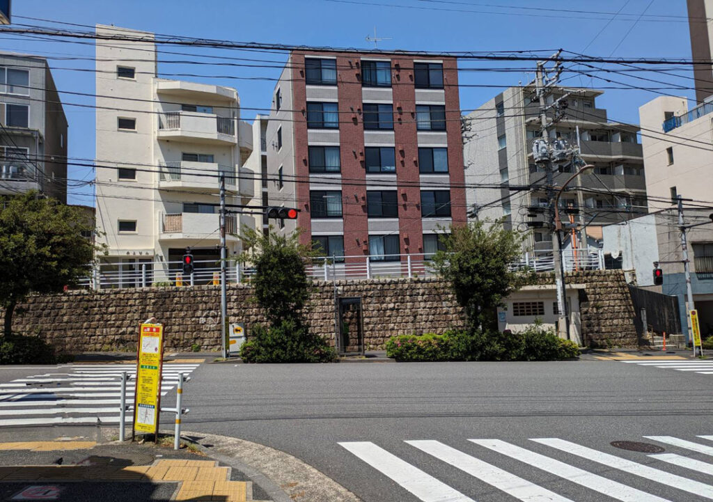 2.A2出口を背にして、正面の大通りの信号を渡ります