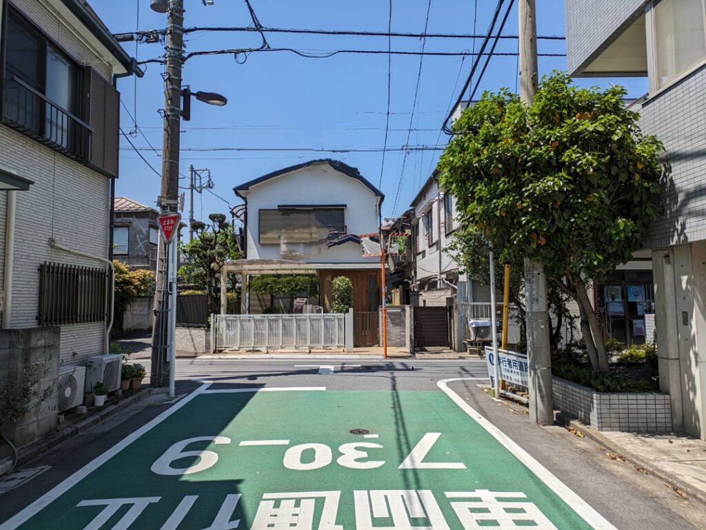 4.階段を上り、直進してT字路を右に曲がります