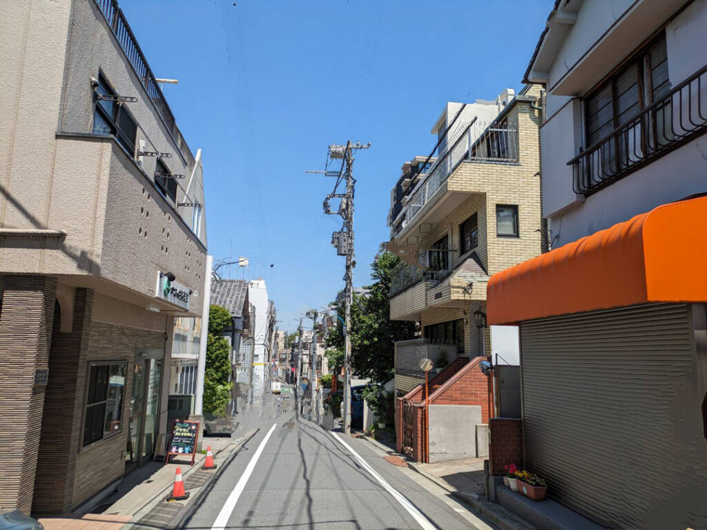 5.30m程歩くとオレンジ色の屋根が見えたらその建物の隣です。